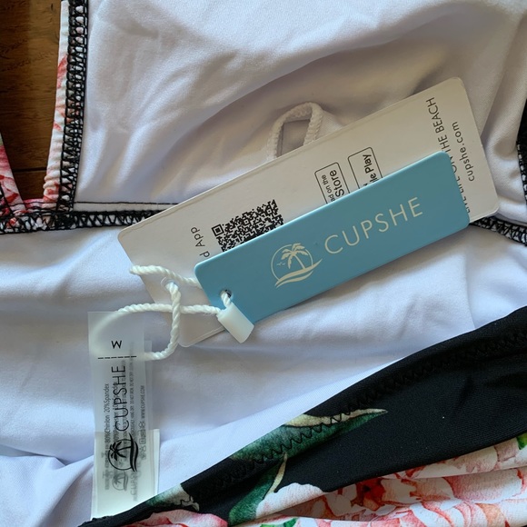 🎁Cupshe Keep Secrets One Piece Halter Swimsuit-M - Picture 8 of 13